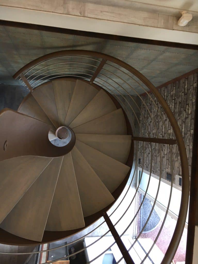 Escalier hélicoïdal avec limon intérieur flamme