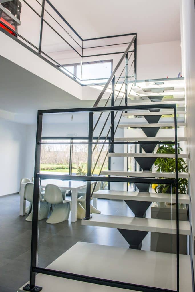 Escalier limon central 1/4 tournant avec palier