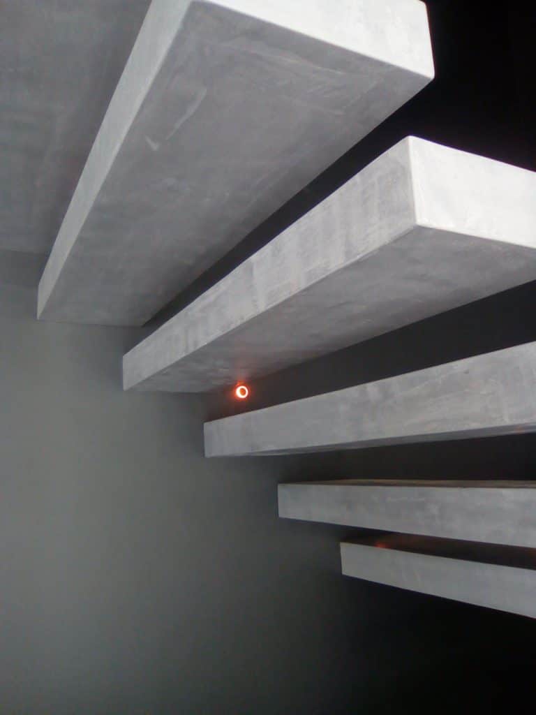 Escalier suspendu et marche béton ciré