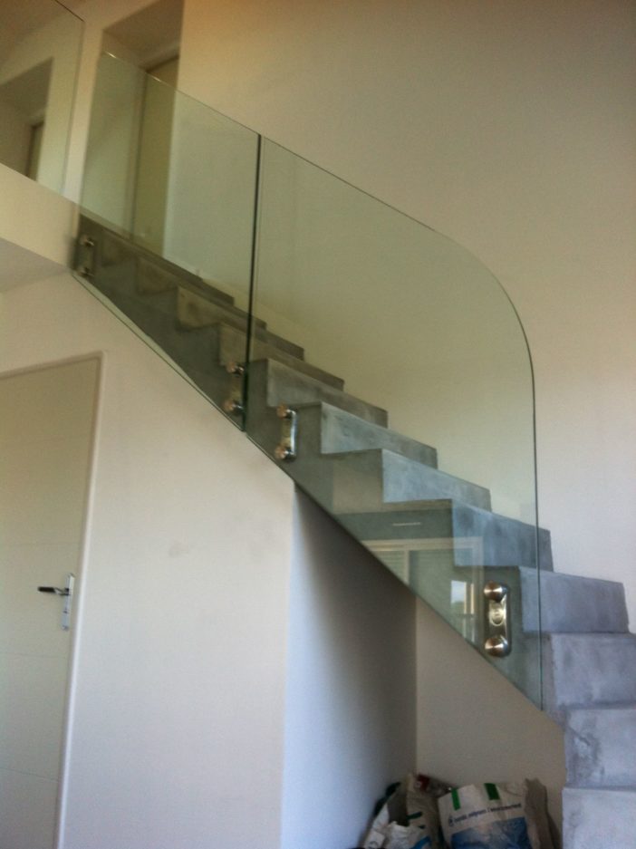 escalier sur mesure avec garde corp en verre a rouen