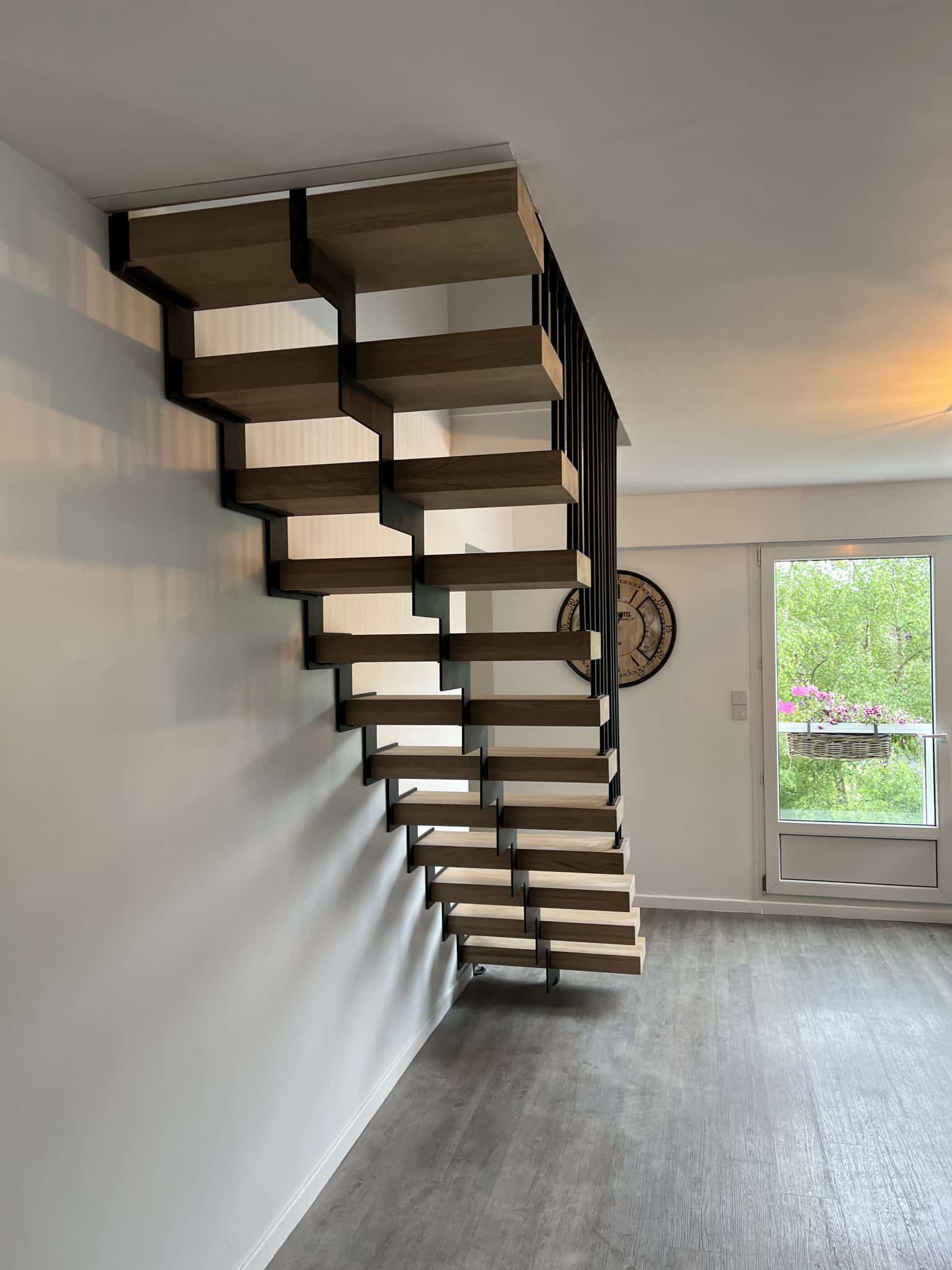 Escalier suspendu en bois sur mesure