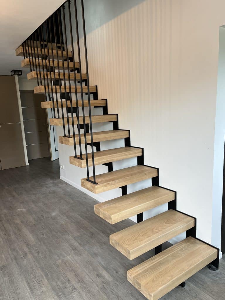 Escalier suspendu à double crémaillère acier et garde corps à barreaudage