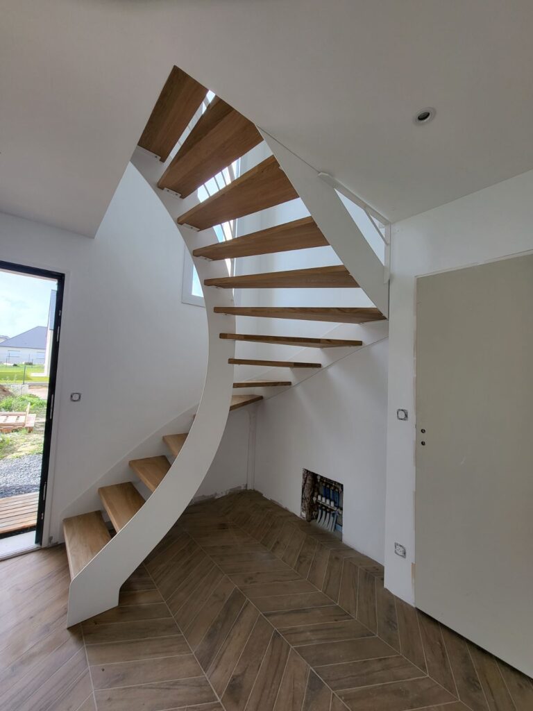 Escalier 2/4 tournant en metal avec marches en bois